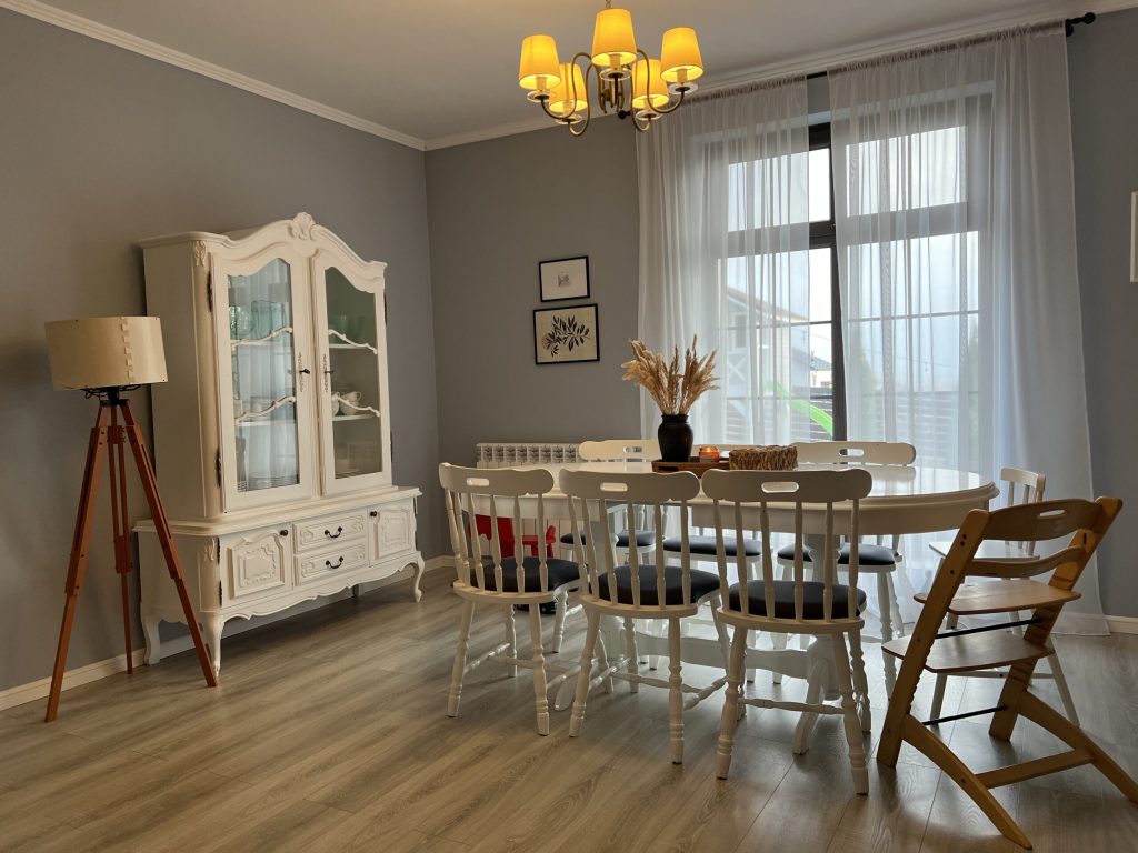 casă cu etaj dining