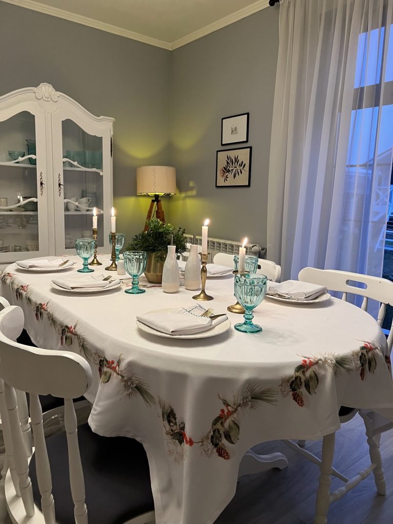 casă cu etaj dining