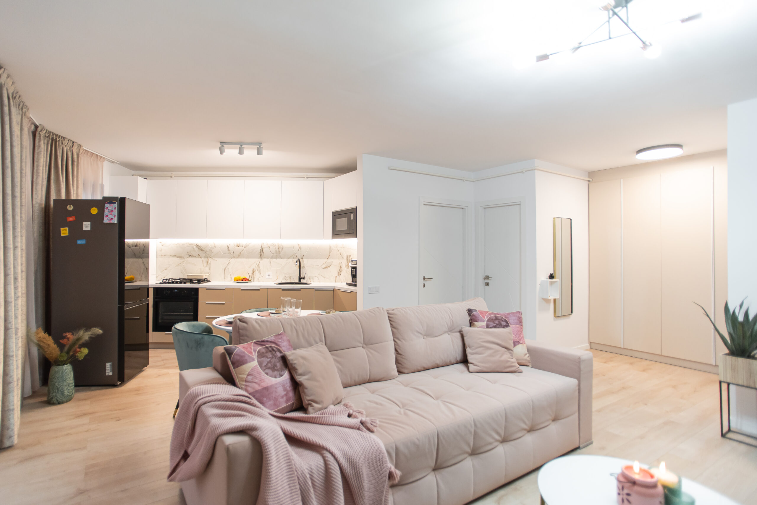Culori pastelate într-un apartament atipic, amenajat pentru o studentă