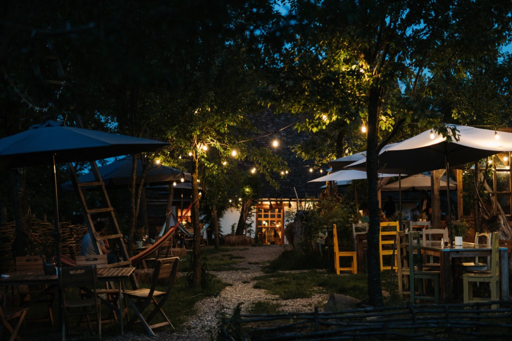 Viscri 32 este și unul dintre cele mai cunoscute spații gastronomice de pe culoarul turistic Brașov-Sighișoara