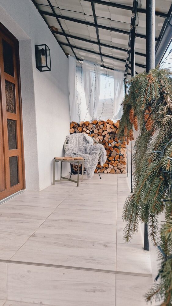 Casa are 90 de metri pătrați, dar și o terasă