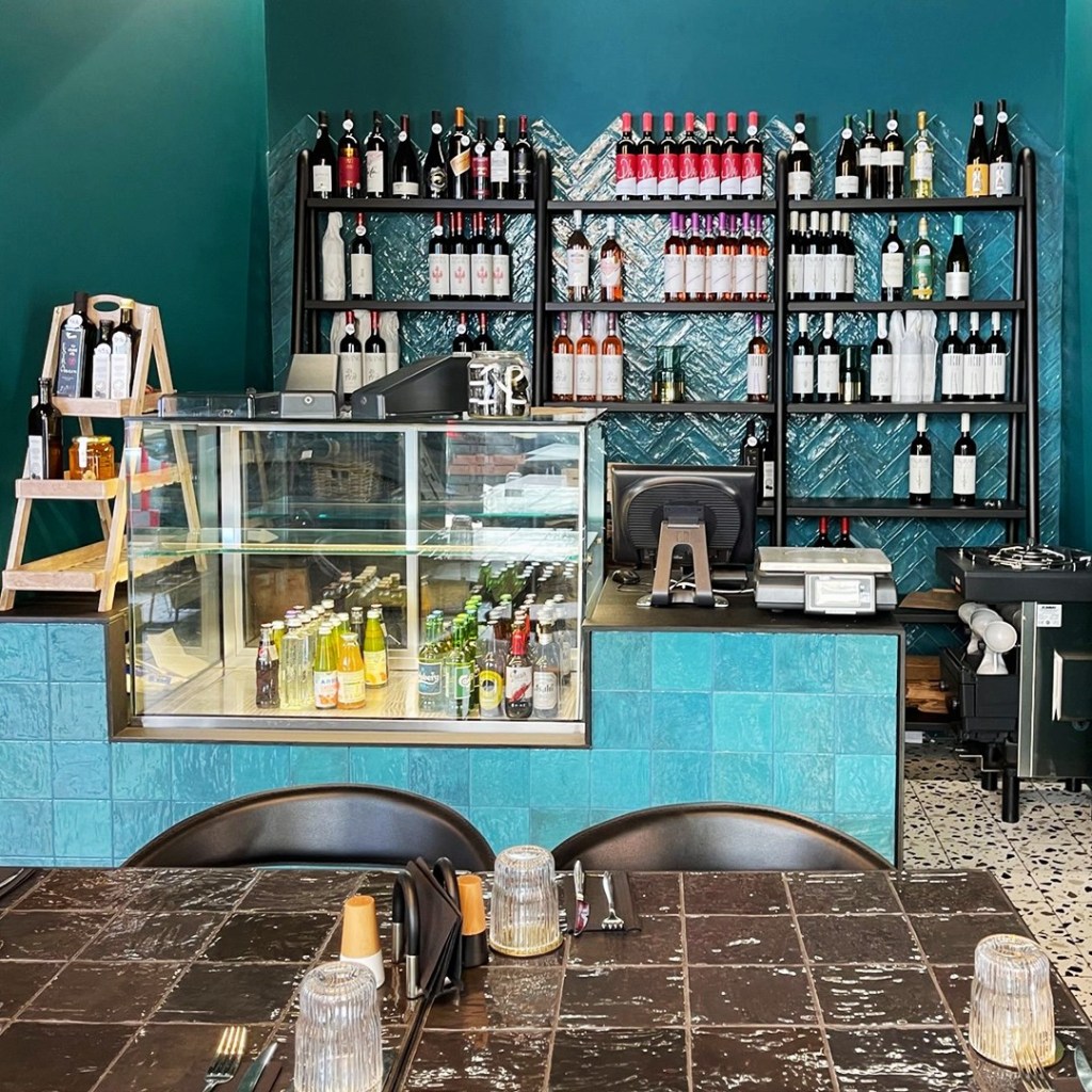 Rual, Apro-Bistro