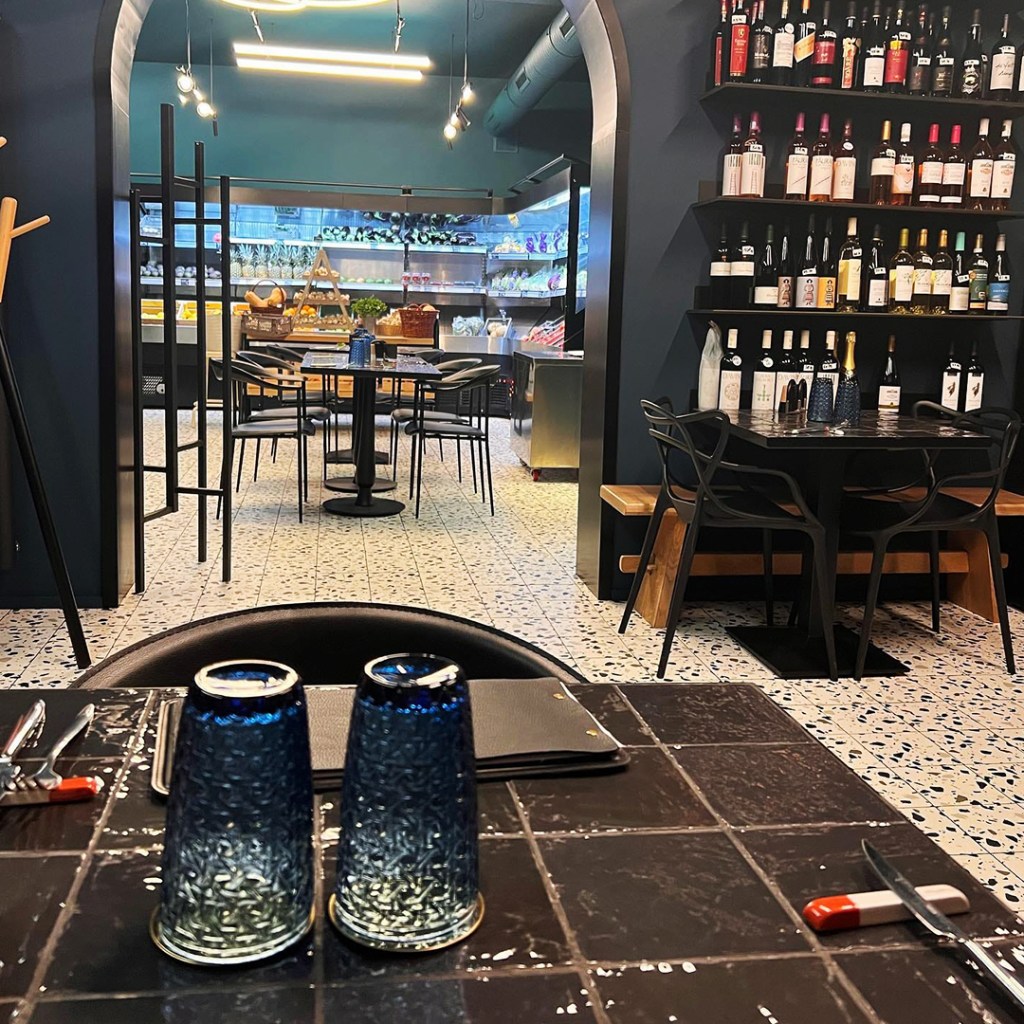 Rual, Apro-Bistro