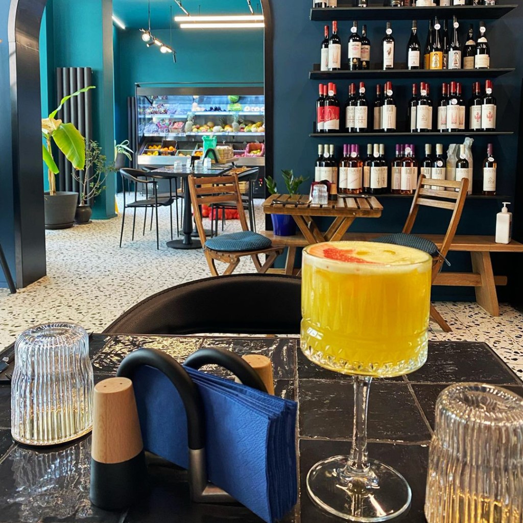 Rual, Apro-Bistro