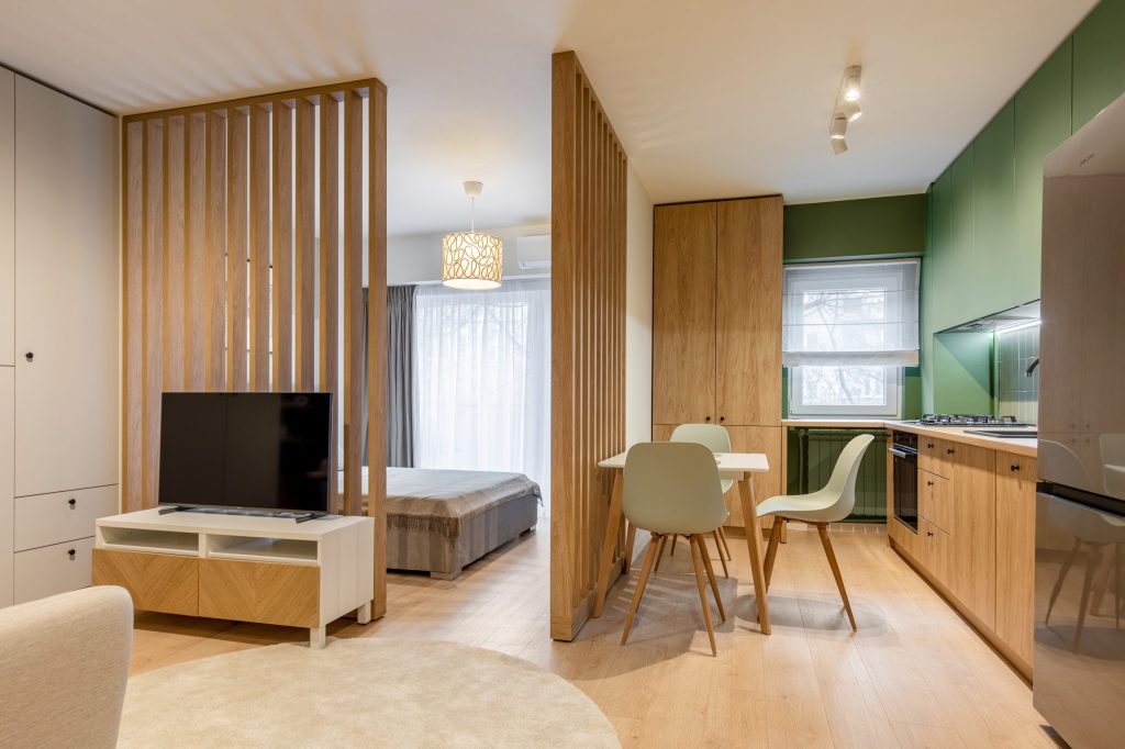 renovare amenajare garsonieră open space compartimentare cu living dormitor bucatarie