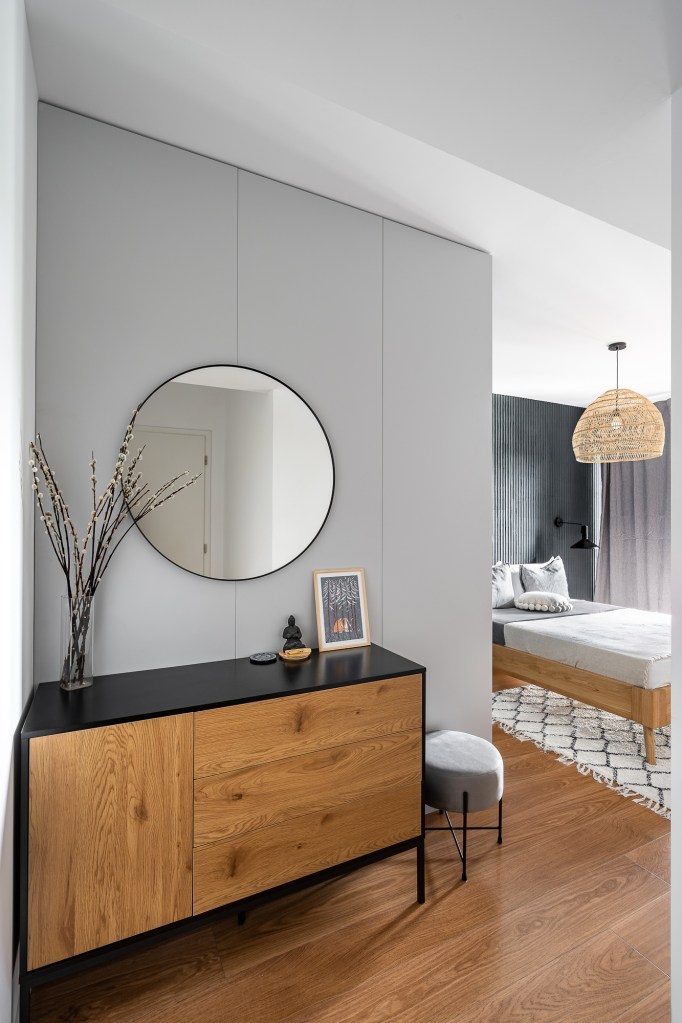 apartament în dormitor comodă