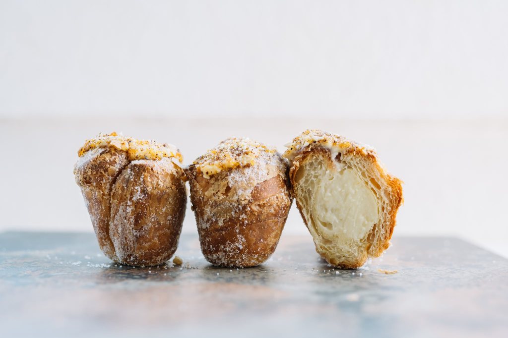 cruffins cu crema catalana miez
