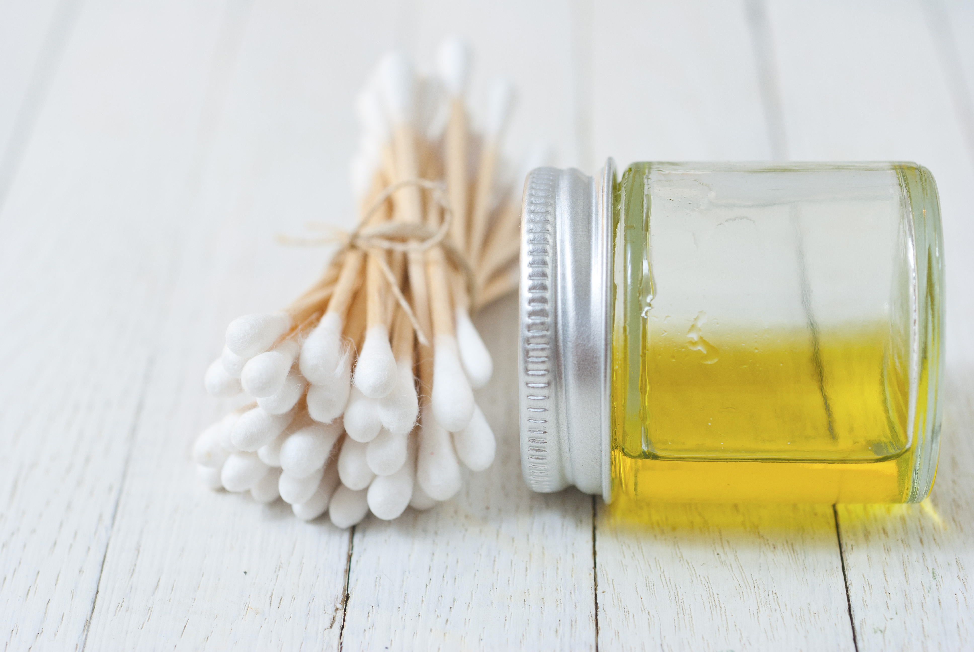 ulei bebelus curatare toaleta shutterstock