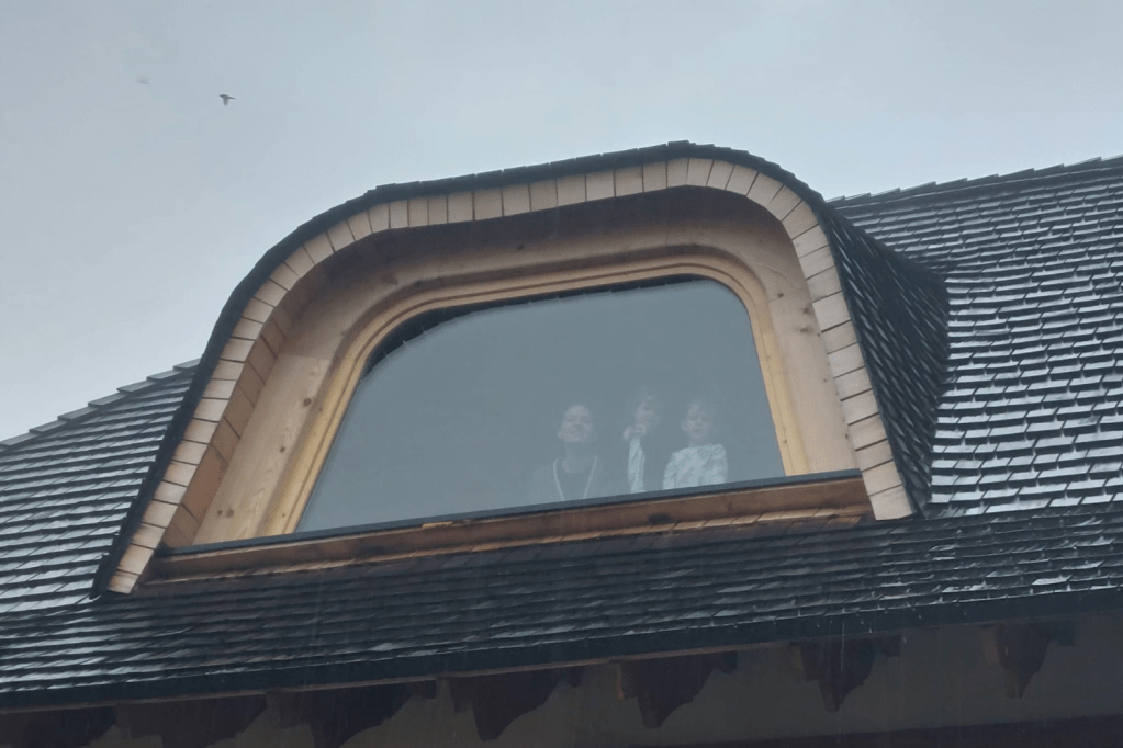 casă maramureseana fereastra
