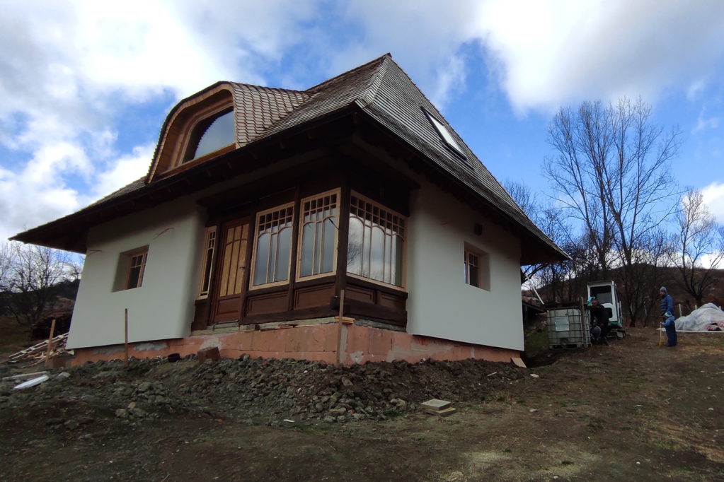 casă maramureșeană exterior