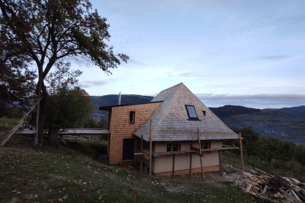 casa maramureseana acoperis dranita