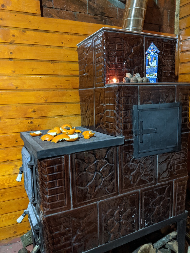 Andra și Adrian se simt în căsuță ca pe vremea bunicilor