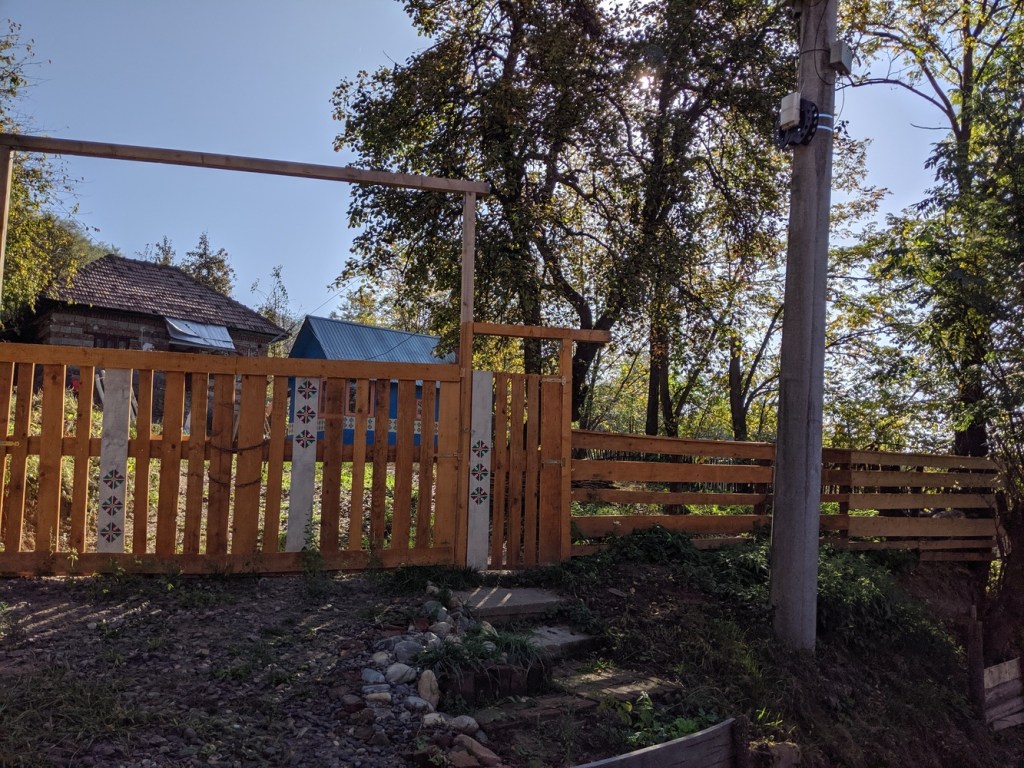 Terenul casei este la capătul unei ulițe din Cerbureni, un sat din comuna Valea Iașului