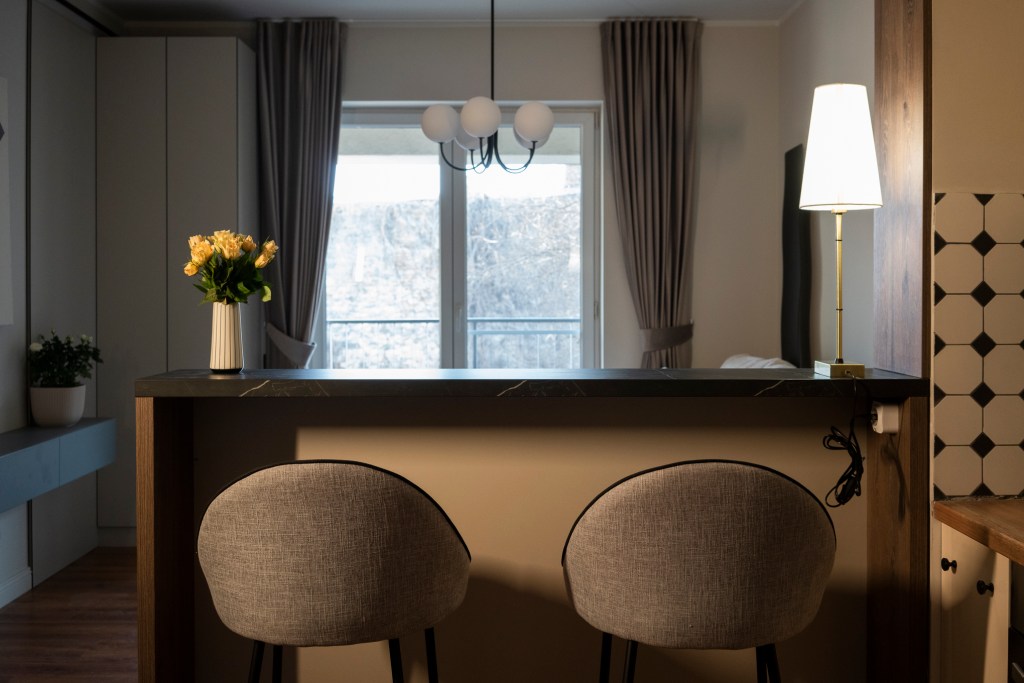 apartament cu trei camere masă tip bar