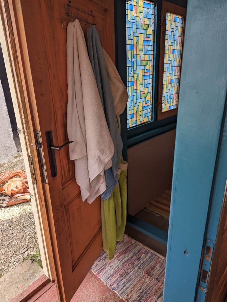 Andra și Adrian se simt în căsuță ca pe vremea bunicilor