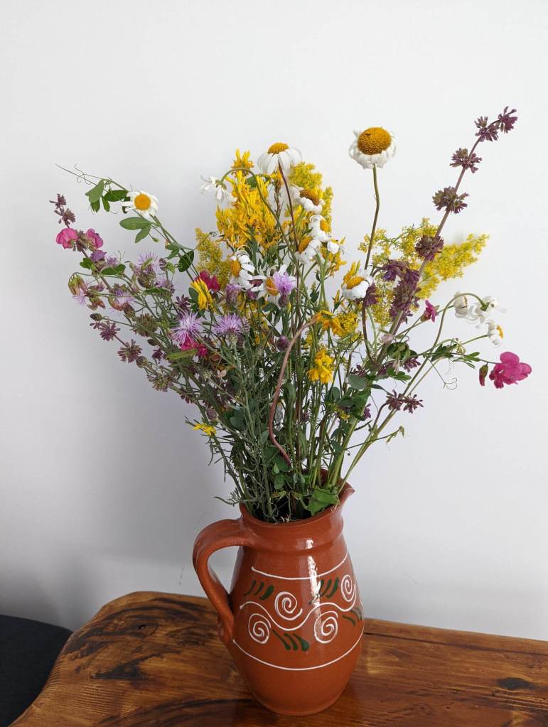 Cei doi își construiesc propria casă pe teren. Câteva elemente de decor făcute de Andra