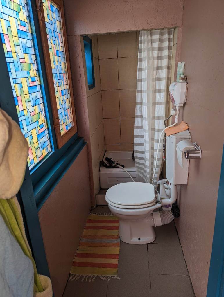 Andra și Adrian se simt în căsuță ca pe vremea bunicilor