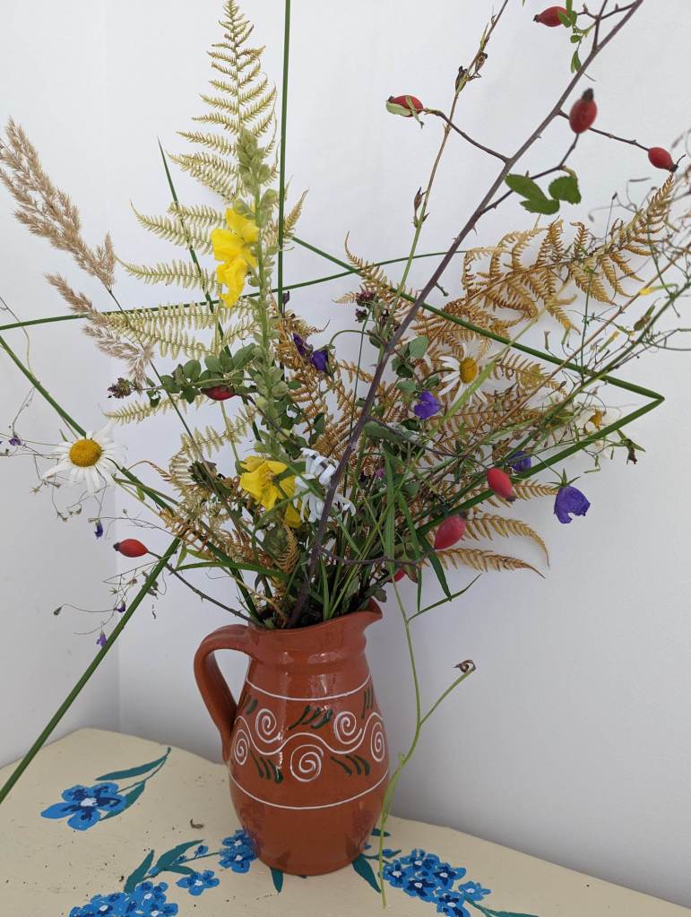 Cei doi își construiesc propria casă pe teren. Câteva elemente de decor făcute de Andra