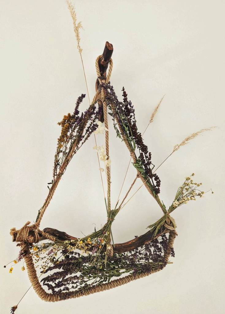 Cei doi își construiesc propria casă pe teren. Câteva elemente de decor făcute de Andra