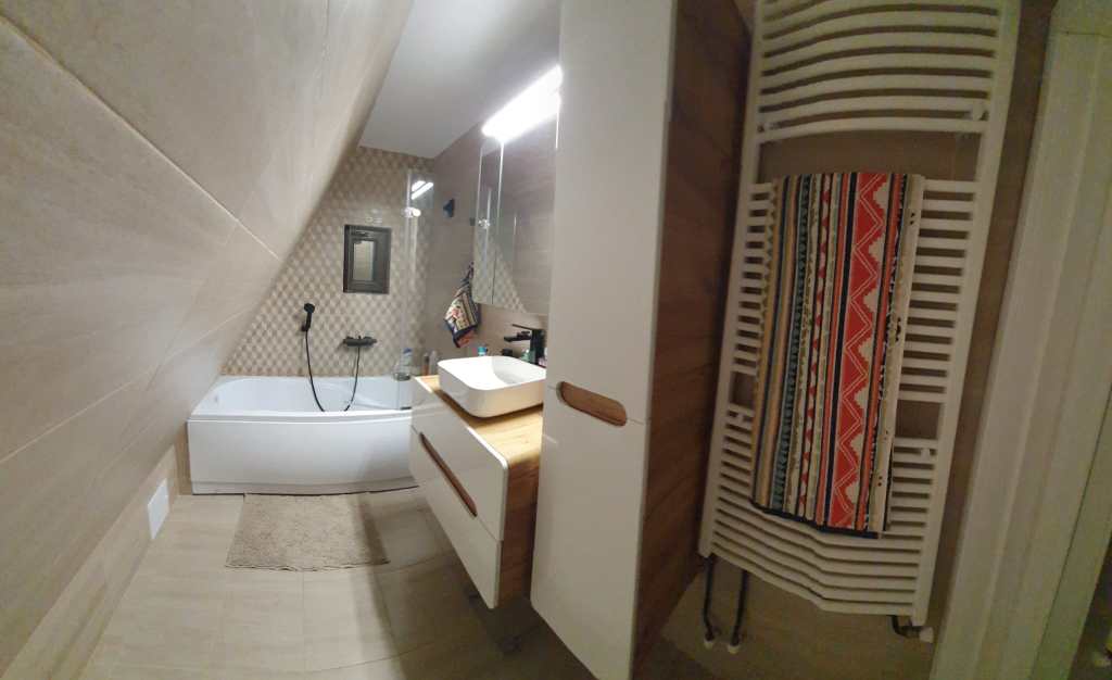 Cezara și-a decorat singură căsuța