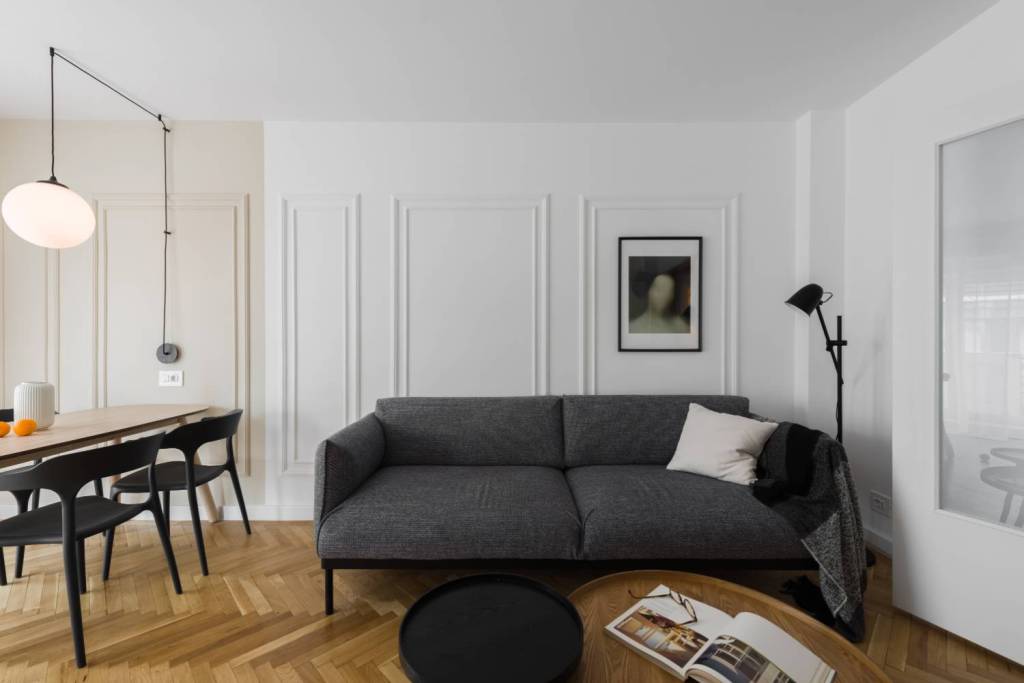 Profilele decorative folosite pentru peretele cu canapeaua aduc un strop de eleganță clasică-eclectică.