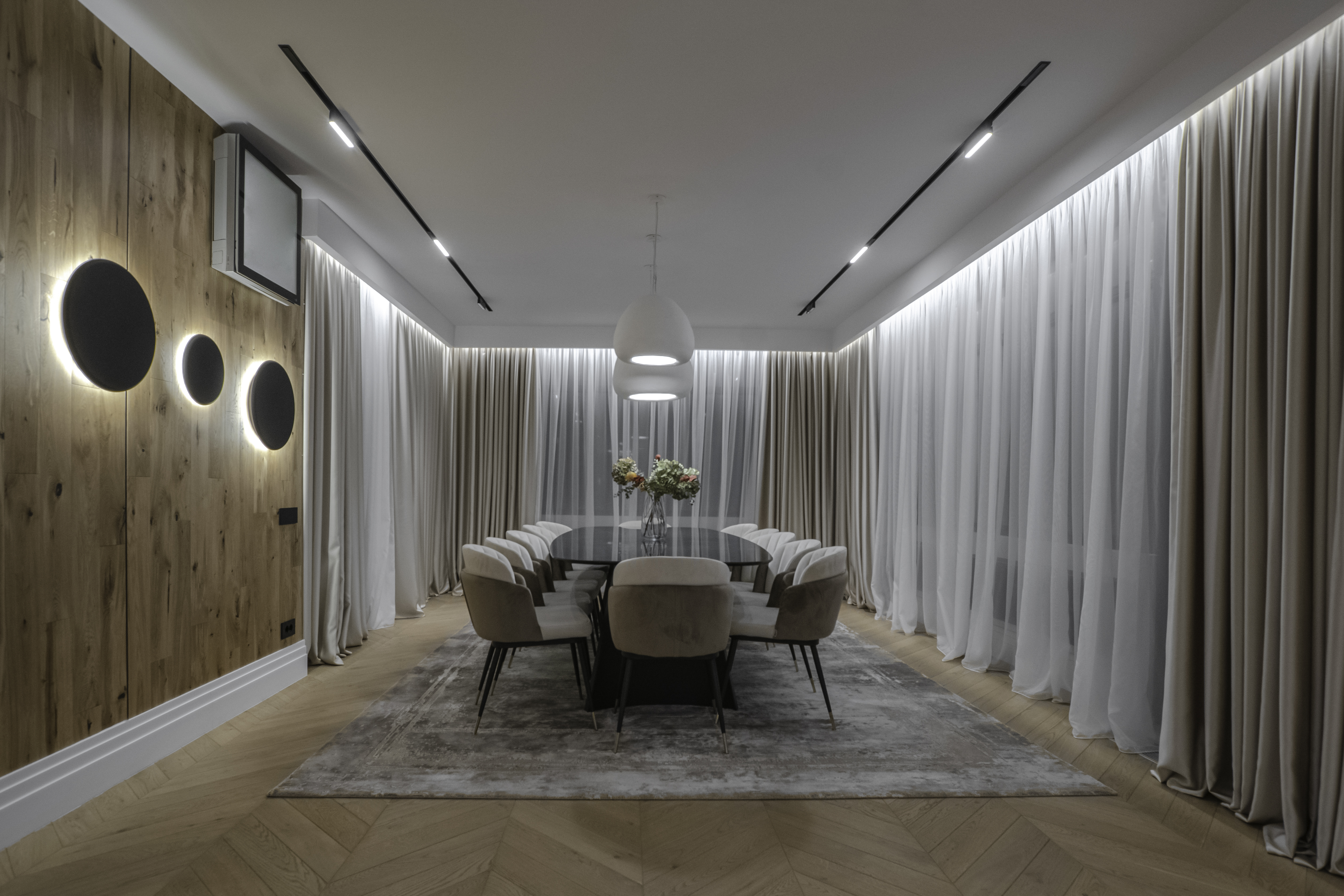 Corpurile de iluminat din living și dining sunt custom made și sunt semnate Urba:naiz.