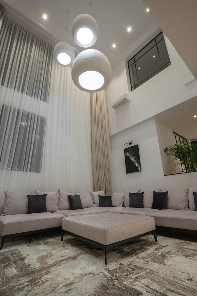casă Pipera living cu tavan înalt