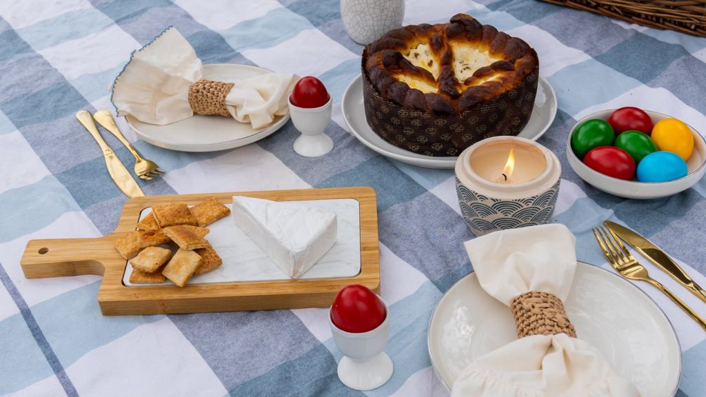 picnic de paste cu pasca si oua rosiiv
