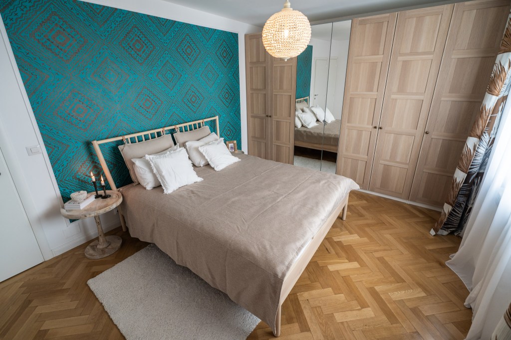 apartament București tapet dormitor