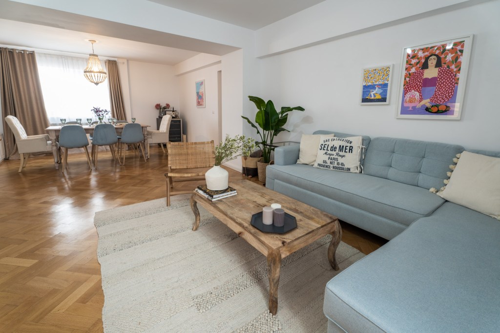 apartament București living