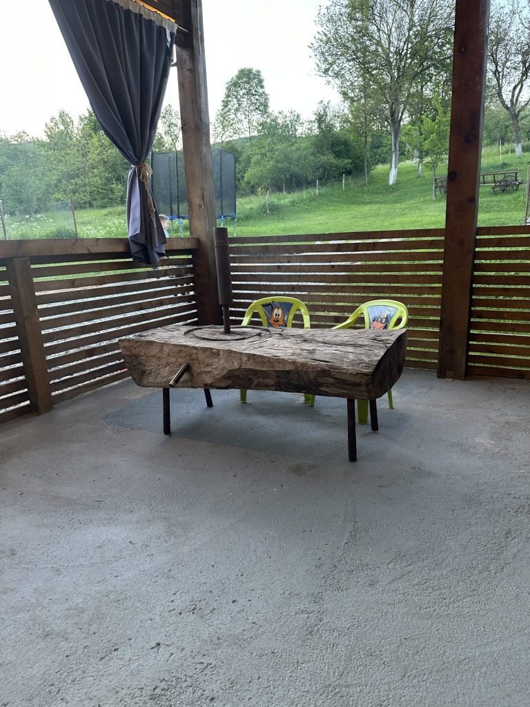 Cătălin a recondiționat și refolosit mult lemn vechi găsit pe proprietate