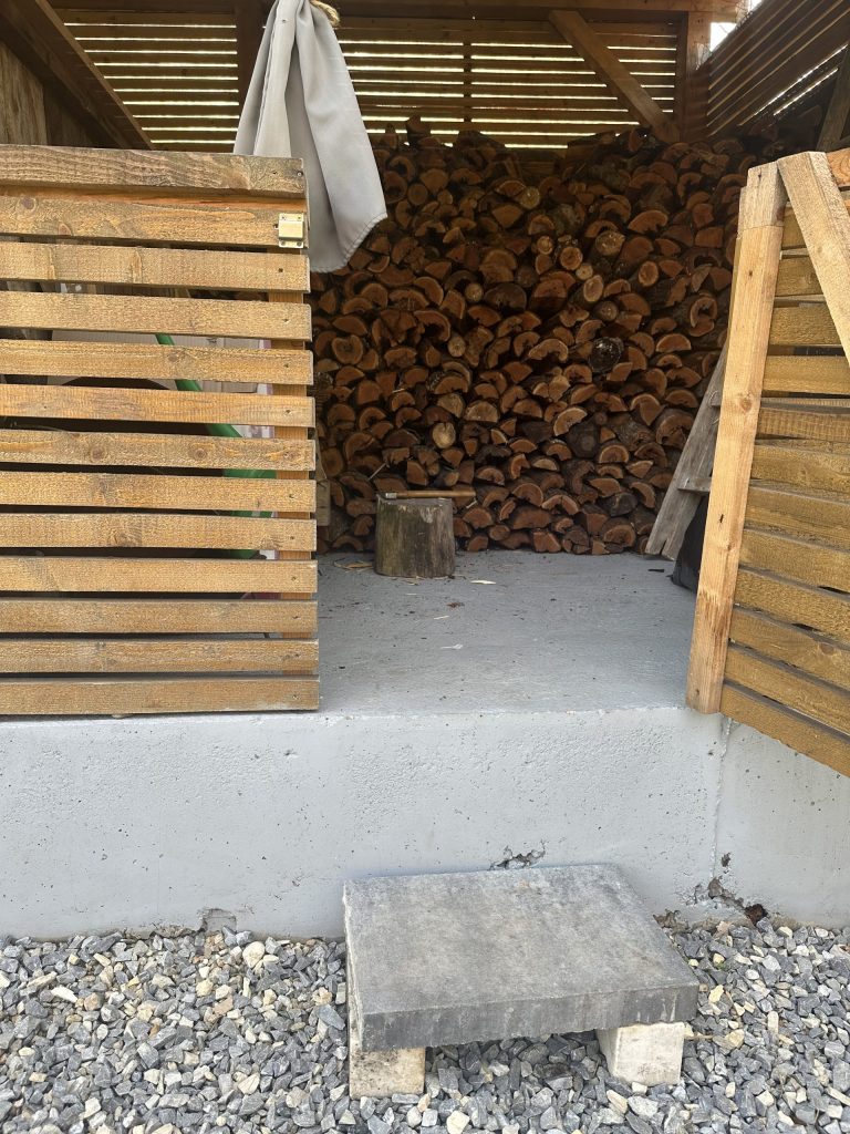 Cătălin a recondiționat și refolosit mult lemn vechi găsit pe proprietate