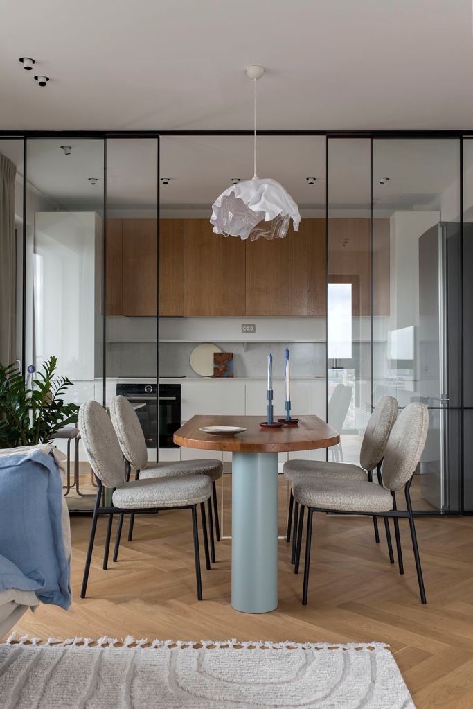 amenajare new chic dining cu scaune albe si masa rotunjita