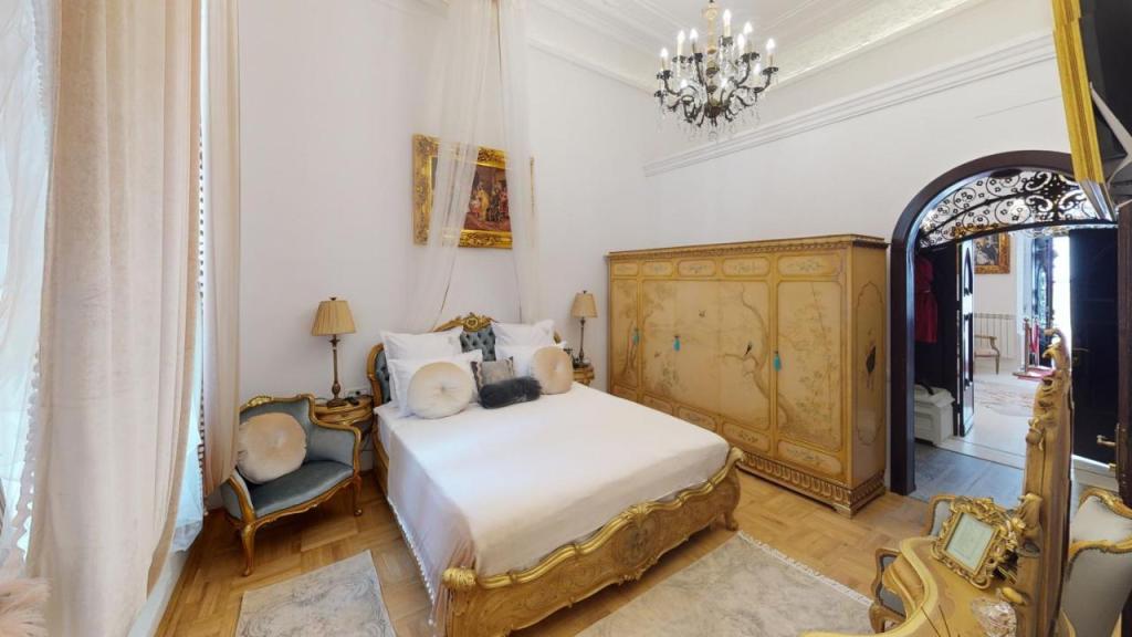 conacul coroanei booking