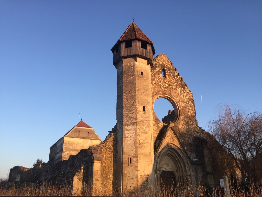 Unul dintre locurile de patrimoniu promovate de Ana: Mânăstirea Cisterciană de la Cârța