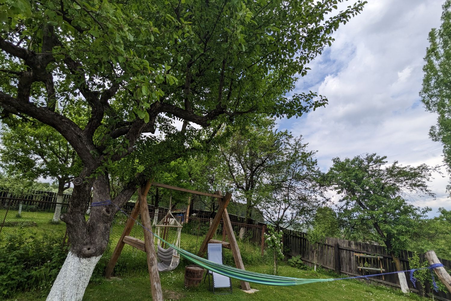 În curte, Raluca și Cosmin au amenajat și un loc pentru relaxare