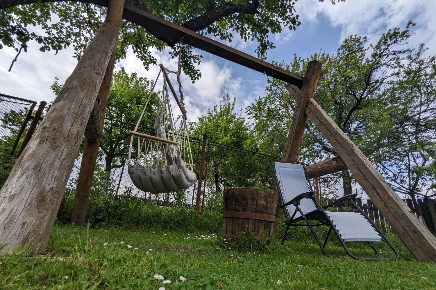 Loc de relaxare în curte, cu leagăn