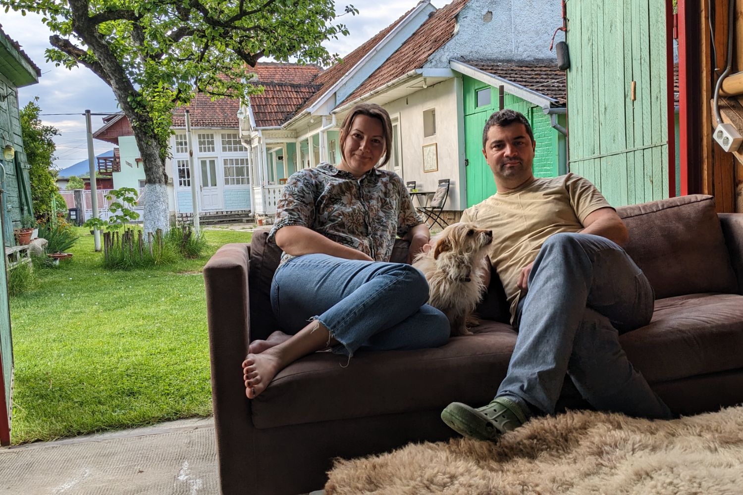 Ralca, Cosmin și Rexa, în sala de cinema făcută în fostul garaj