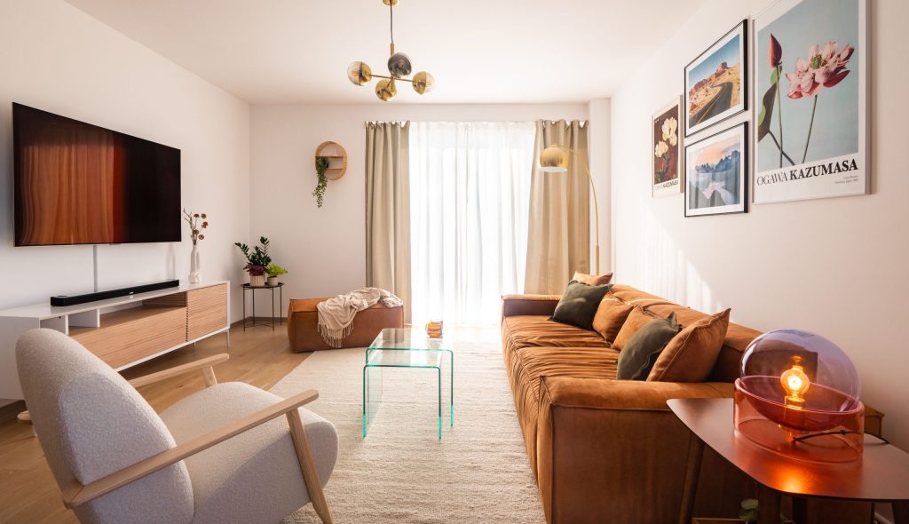 amenajare living culori calde in stil eclectic canapea cărămizie covor alb pereti crem