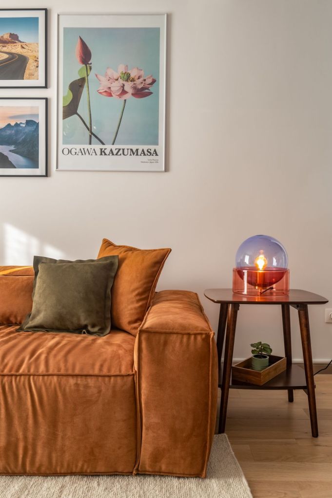 detalii amenajare living stil eclectic canapea portocalie si corpuri de iluminat retro