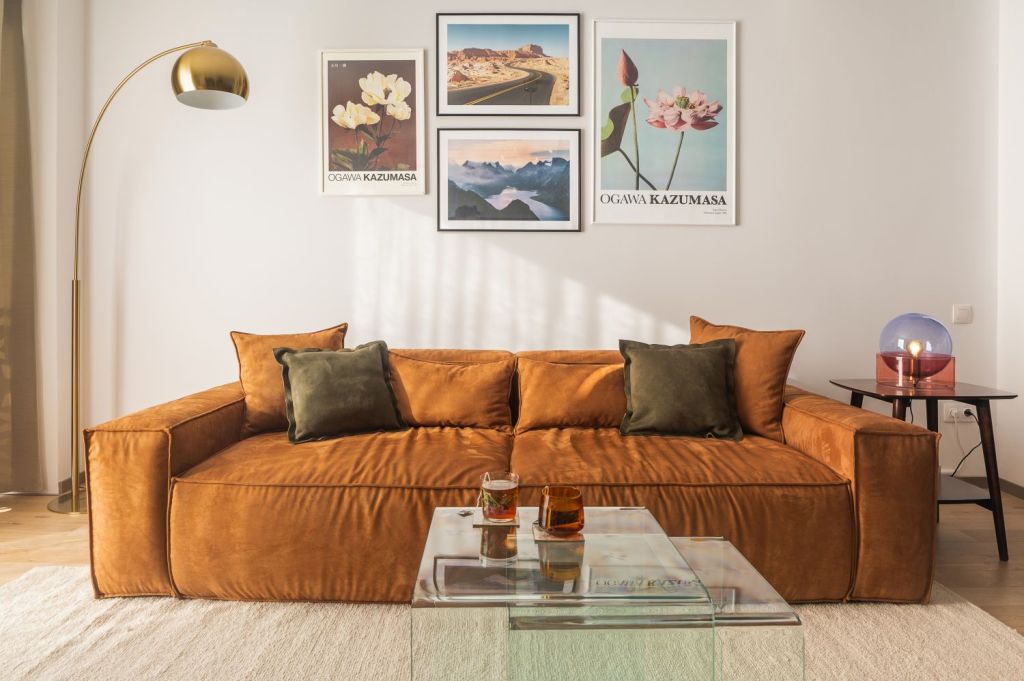 living culori calde inspiratii amenajari interioare cu living stil eclectic canapea caramizie si postere