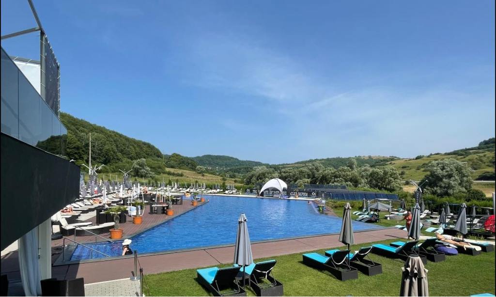 Oxygen POOL & Lounge