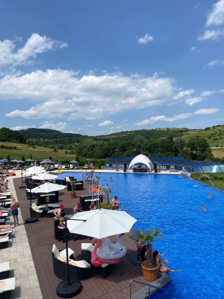 Oxygen POOL & Lounge