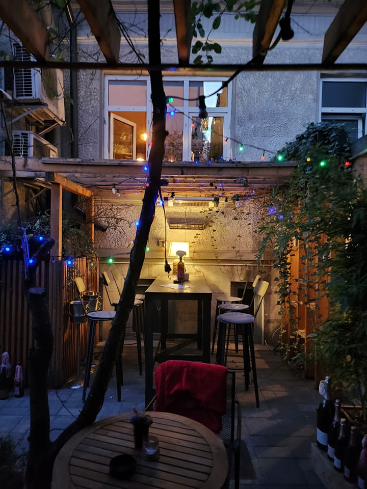 Hotspots: 5 Wine Bar-uri din București, unde să te relaxezi