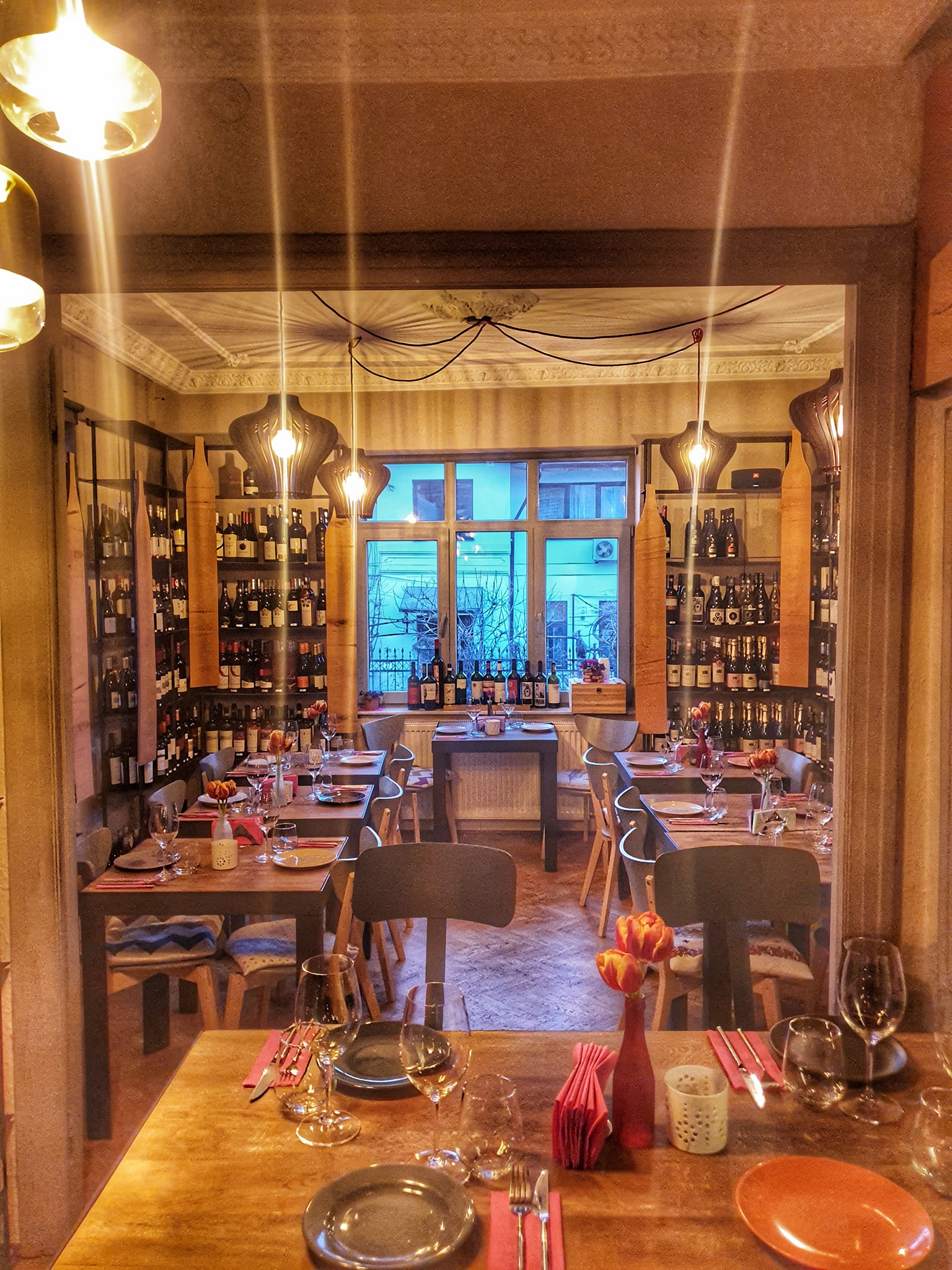Hotspots: 5 Wine Bar-uri din București, unde să te relaxezi