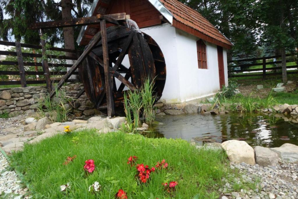 pensiunea deceneu cazare cea mai mare salina romania shutterstock