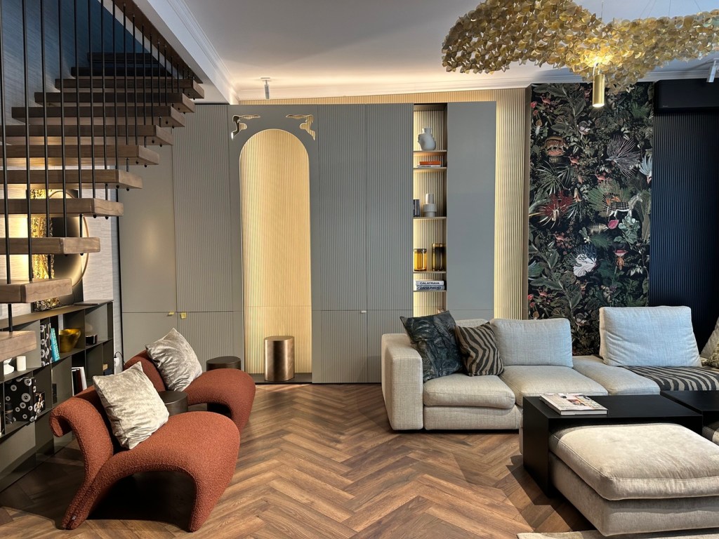inspiratii amenajari interioare stil maximalist parchet herringbone pereti cu tapet