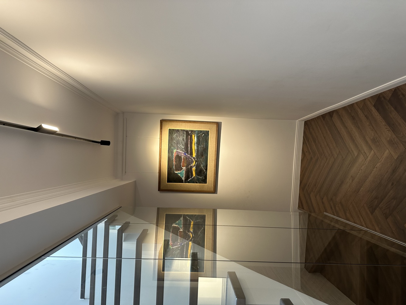 a integrat și lucrări care-i poartă semnătura în decorul casei
