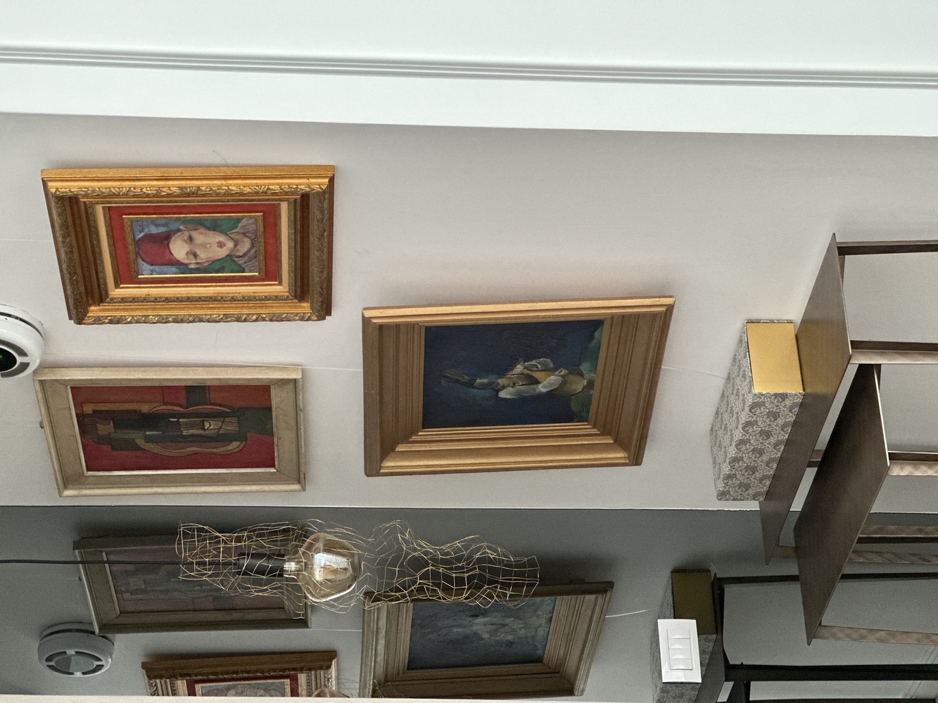 a integrat și lucrări care-i poartă semnătura în decorul casei