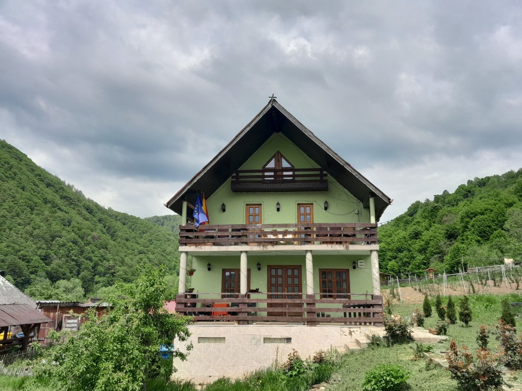 Casa are 250 de metri pătrați și a fost construită cu ajutorul meșterilor din sat